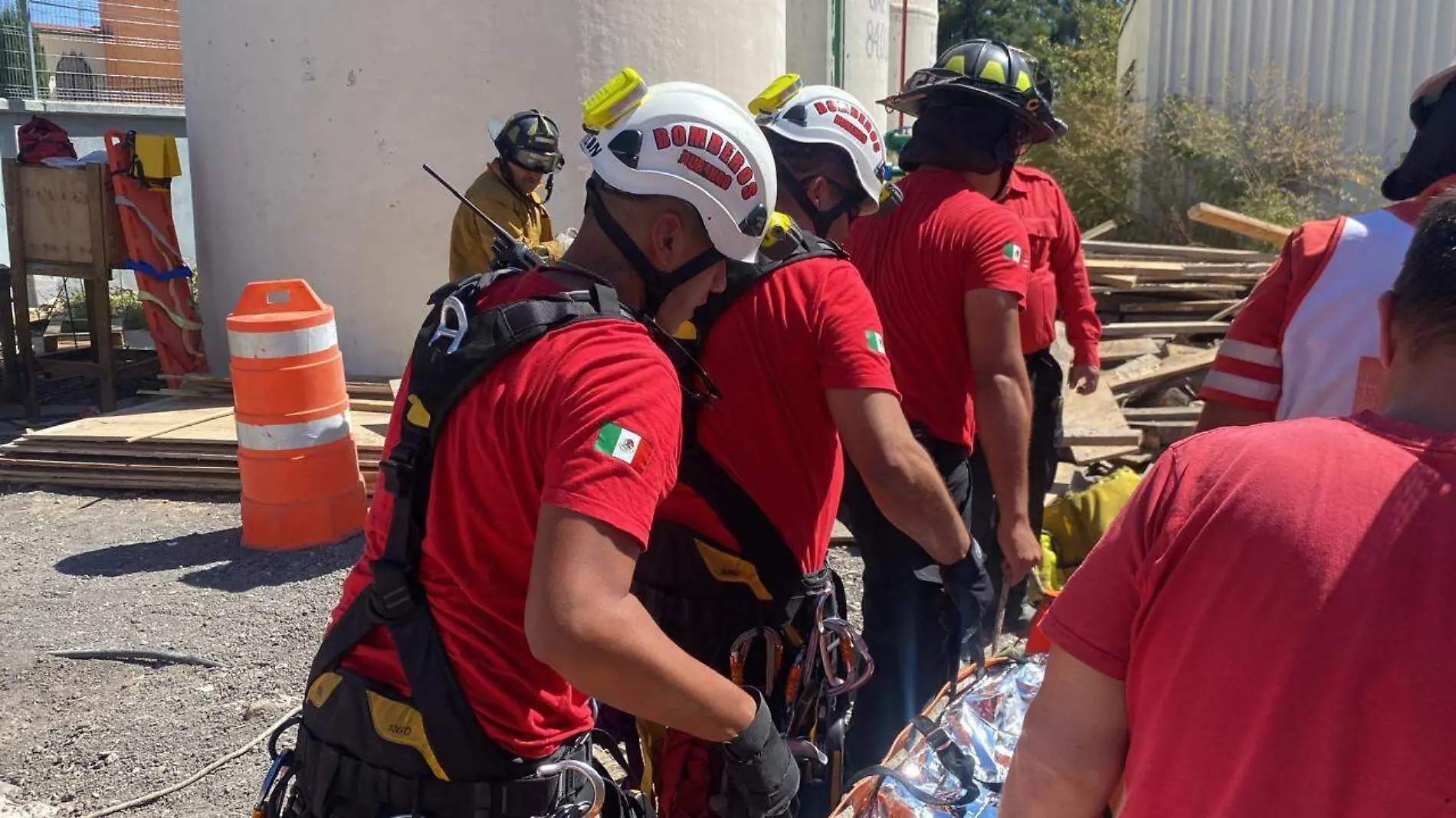 Rescatan a hombre de una alcantarilla de centro comercial de Durango